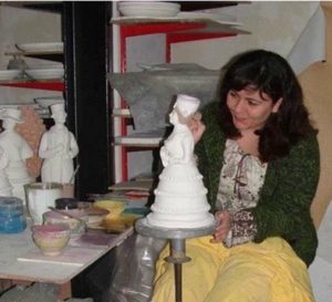 Stefania Alberici decora una lumera in laboratorio