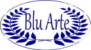 Logo di BluArte. Una corona d'alloro blu avvolge il nome del negozio di ceramica Blu Arte.