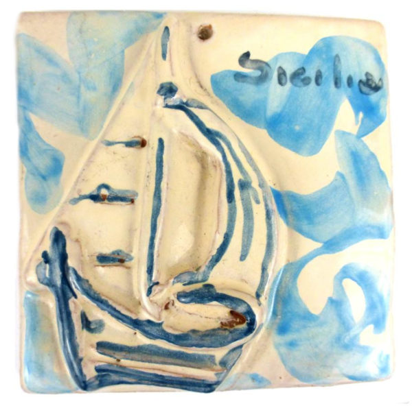 barca a vela su ceramica blu e bianca